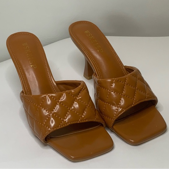 Heels slides like new condition European size 37 US size 6 1/2 - Picture 1 of 13